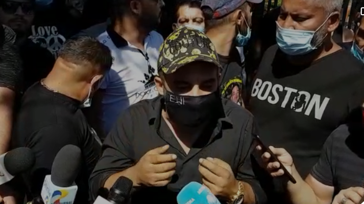Scene ULUITOARE la căpătâiul lui Emi Pian! Sorin Copilul de Aur a căzut în genunchi în timp ce cânta + Interlopii au ”aruncat” cu bani VIDEO
