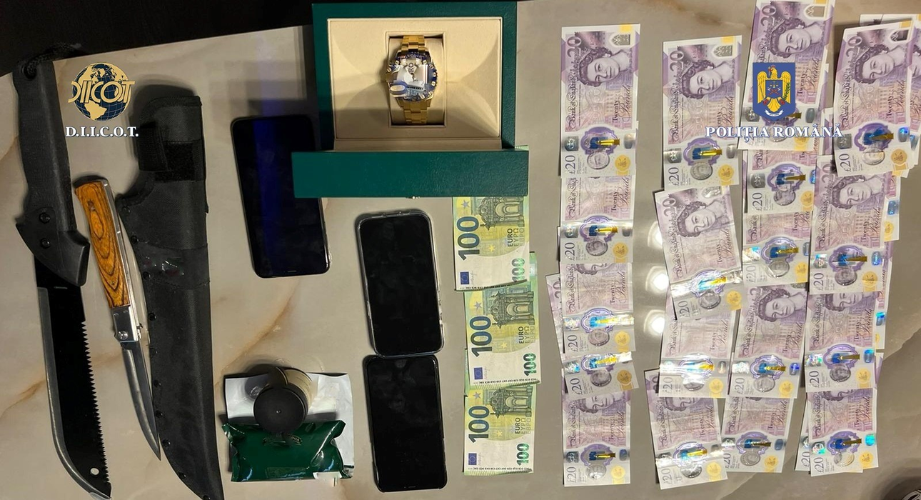Mai multe bunuri, dar și bani s-au găsit la percheziții