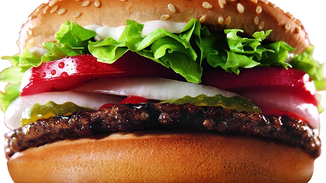 Acest bărbat a mâncat 12.000 de burgeri în ultimii 30 de ani! Nu o să-ţi vină să crezi cum arată! Oamenii sunt ŞOCAŢI