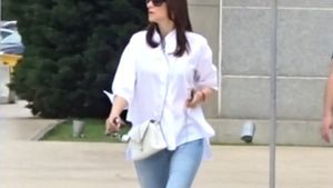 O dată-n viaţă vezi asemenea imagini! ”Teverista” Iuliana Tudor a cumpărat… un sac de haine! La propriu!