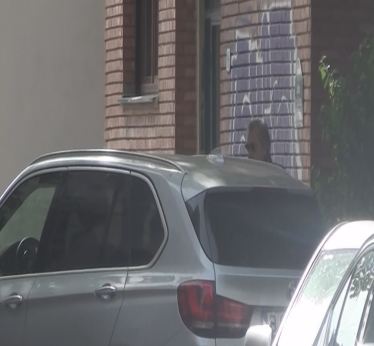 Ilie Năstase, în timp ce intra în mașina amicului său