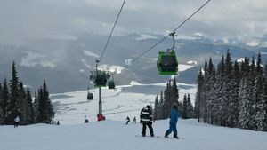 Stațiunea din România care a rămas fără locuri libere. Turiștii au umplut pârtiile și camerele până aproape de 100%