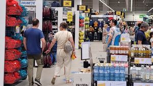 Povestea "băiatului cu vestă albastră" de la Decathlon București: "Era surdo-mut"