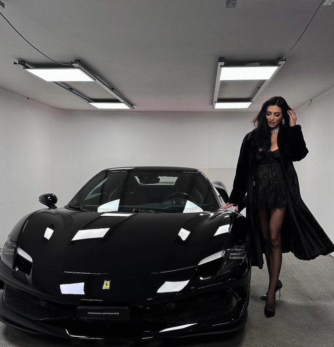 Andreea Sasu a primit un Ferrari de la Philipp Plein/ Sursa foto: Instagram
