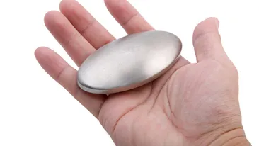 Nu e săpun obișnuit, dar face minuni. Obiectul care îți scoate mirosul de pe mâini