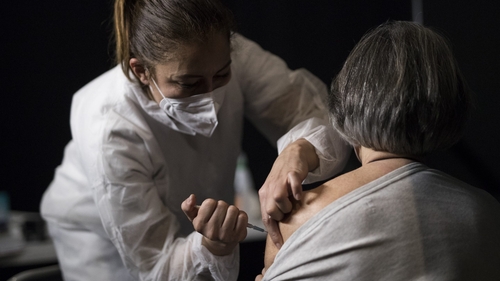 O femeie din Bacău a murit! Avea multiple boli cronice și tocmai se vaccinase anti-COVID! Ce au anunțat autoritățile