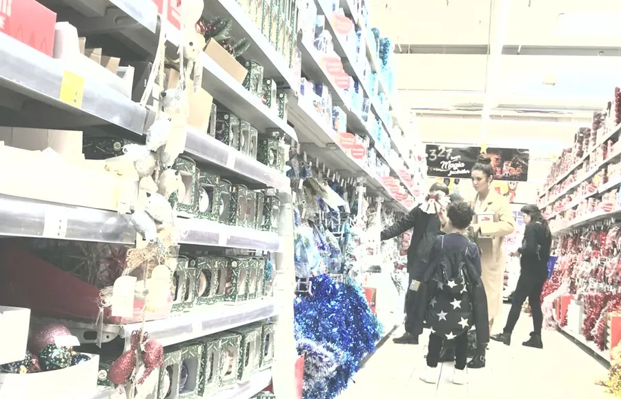 Claudia și fiul ei, Noah, în căutarea decorațiunilor pentru Crăciun