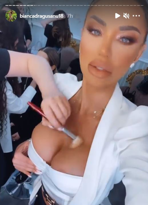 Bianca Drăgușanu, gafă vestimentară înainte să apară la Teo Show. A publicat din greșeală imagini în care unul dintre sâni “i-a evadat” din decolteul generos | FOTO