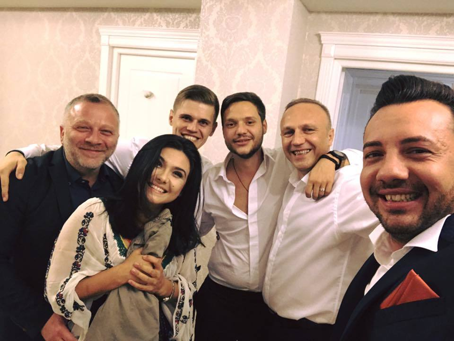 Constantin Adăscăliţei şi Robert Holicov Rădeanu (centru), alături de invitaţi