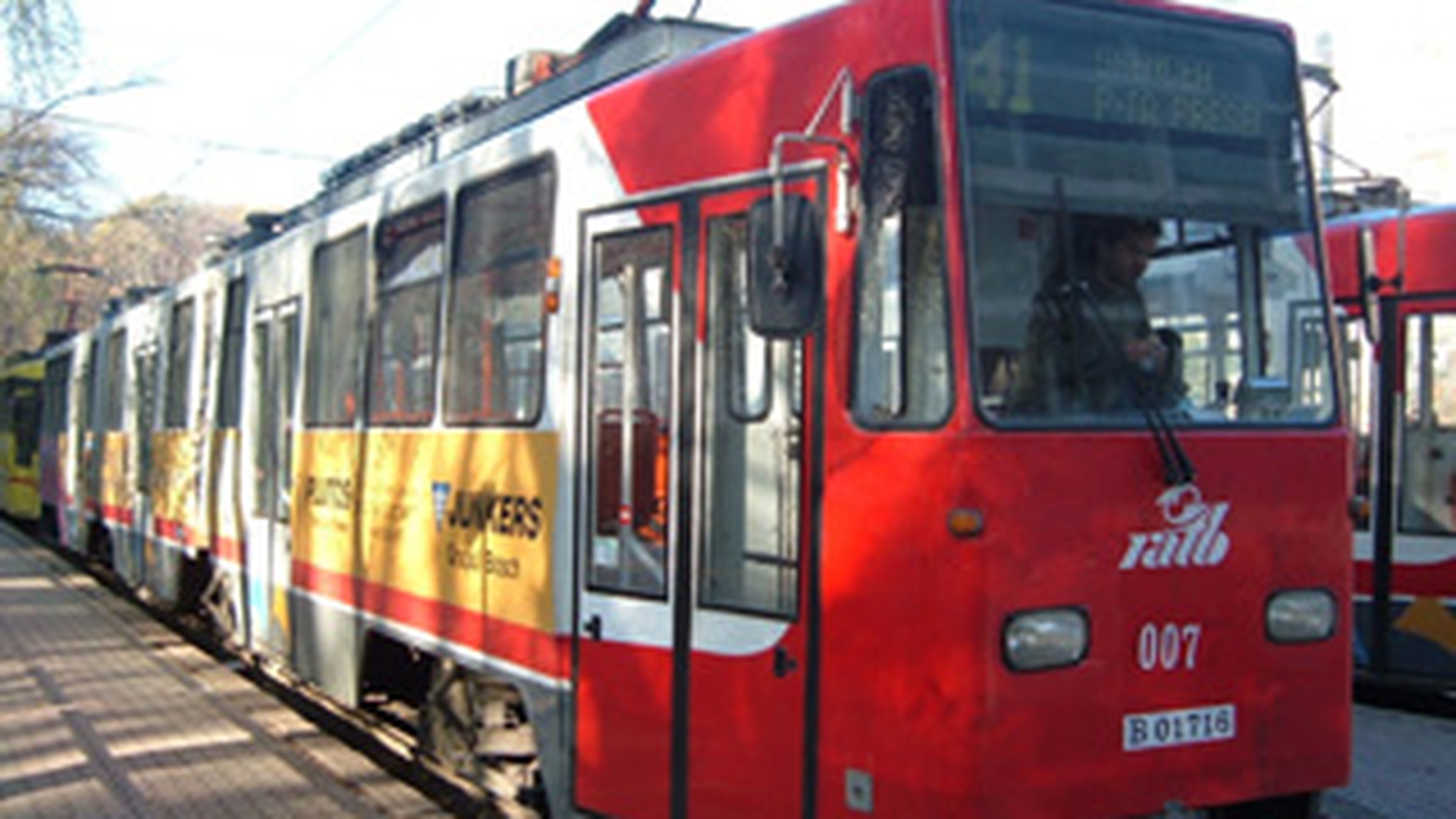 Doi directori RATB au fost demisi in urma blocarii circulatiei pe linia tramvaielor 41