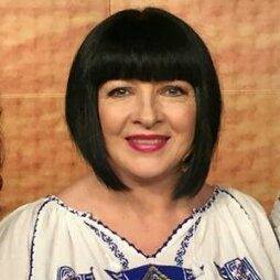 Neti Sandu a spus, în sfârșit, povestea din spatele coafurii sale celebre pe care o are de 25 de ani: “Fiecare stilist a vrut să-mi schimbe tunsoarea”