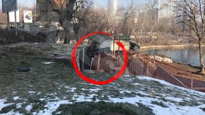 Doar o minune l-a salvat, după ce era să plonjeze în lacul Floreasca, având aproape 200 de km/h în bord! În ce stare se află şoferul