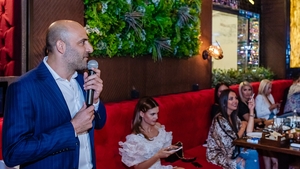 Cătălin Măruță a licitat două tricouri de campion cu 5.500 de euro! Racheta Simonei Halep a fost adjudecată cu 5.000 euro!
