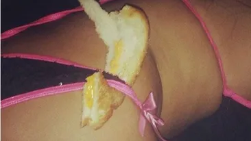 Striperitei nu i-a venit sa creada cand a simtit ce i-a bagat un barbat in chiloti! Nu a patit niciodata asta in toata cariera!