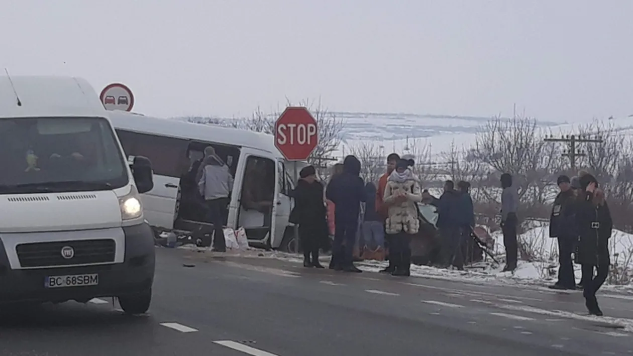 Accident grav în Vaslui! Un microbuz cu 18 pasageri s-a ciocnit cu o mașină