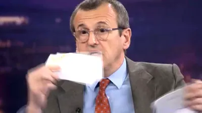 EXCLUSIV Un fost consilier prezidențial și-a rupt diploma de doctor, în direct, la Digi24. „Diplomele de doctorat au ajuns o povară”