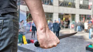 Scenariu de film, în Iași. Un bărbat cu aere de interlop l-a atacat cu cuțitul pe iubitul surorii sale, în plină stradă