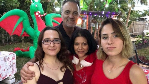 Sanda şi Adriana, fiicele Elenei Cârstea, se bat în decolteuri