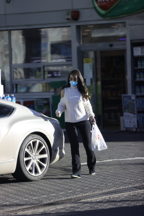 "Ieșirea" la benzinărie a însemnat și un mic prilej de shopping (Foto: CANCAN.RO)