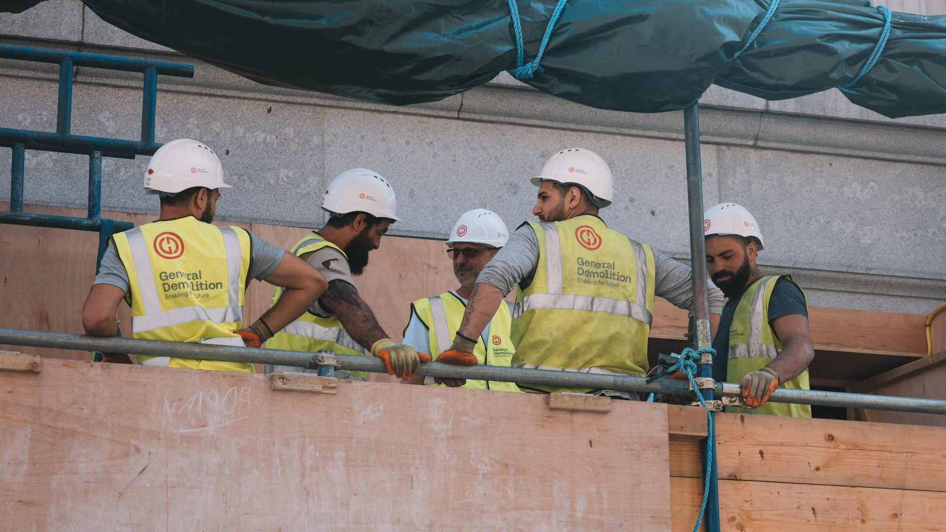 Un vasluian a început să tragă cu pușca în muncitorii care construiau noul magazin Penny. N-a mai suportat praful și zgomotul