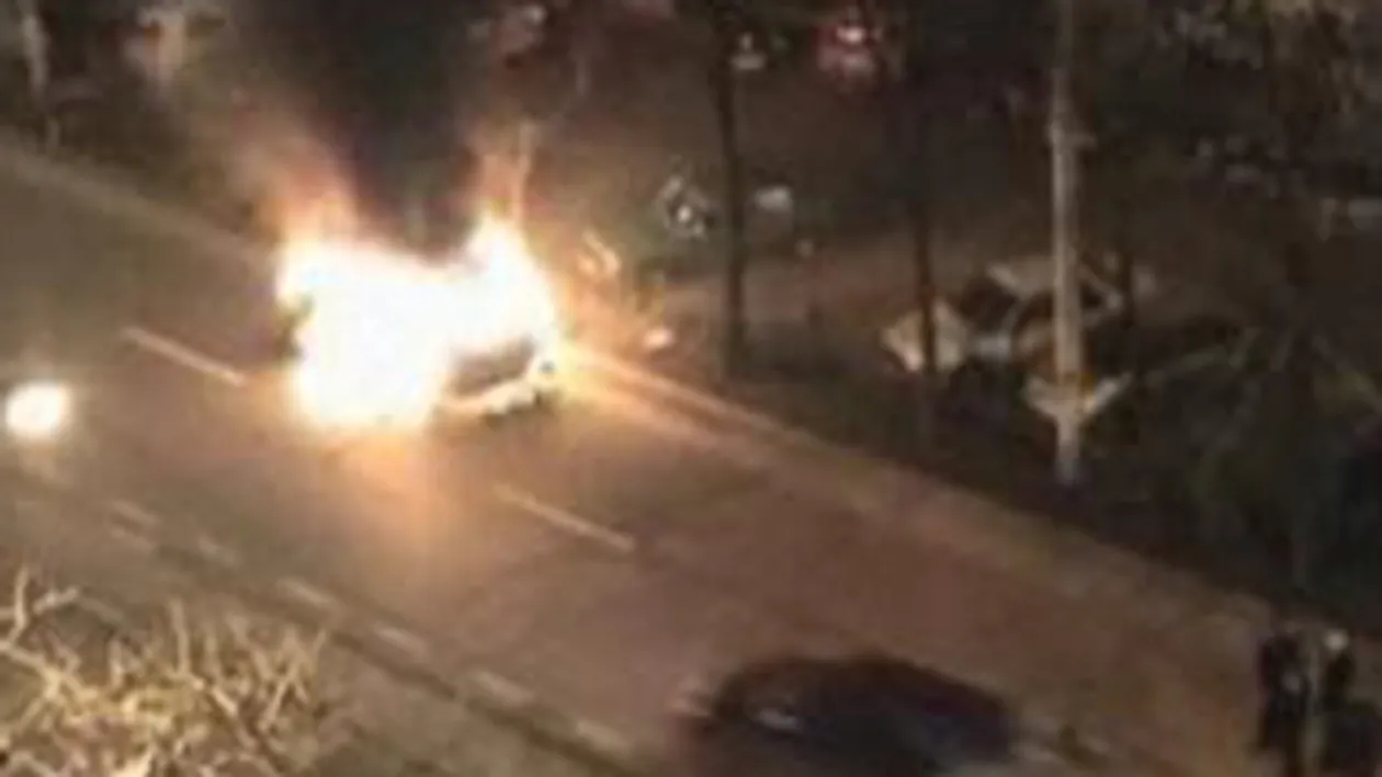 VIDEO La un pas sa-si piarda toata familia dupa ce masina i-a luat foc!