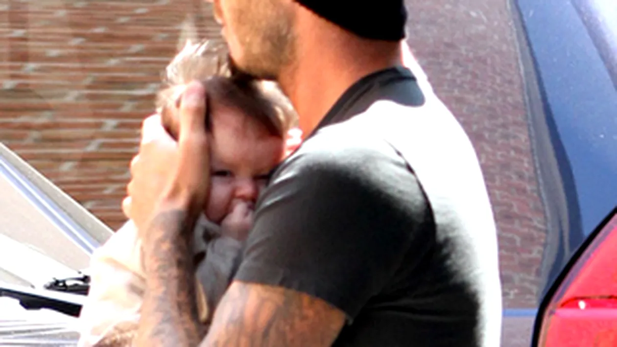 Uite ce mandru e David Beckham de fetita lui! A scos-o deja pe  Seven la cumparaturi alaturi de restul familiei!