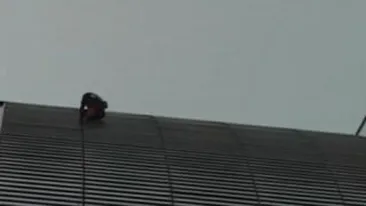 VIDEO Spiderman s-a catarat miercuri pe un turn din Paris, inalt de 185 de metri!