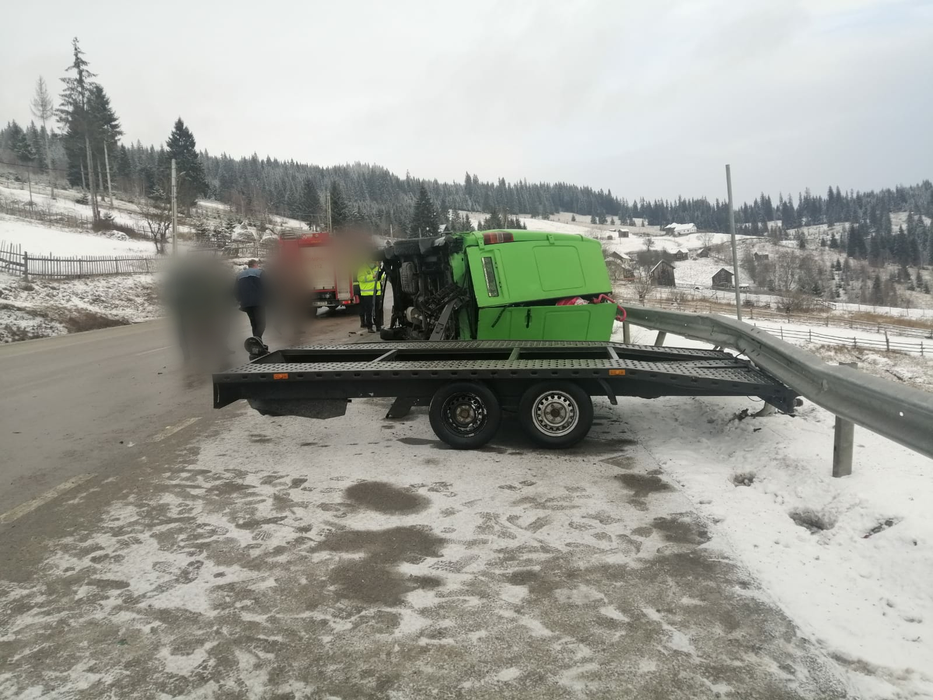 Accident grav în Suceava! Un microbuz cu pasageri s-a răsturnat, iar două persoane au murit