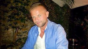Românul care a uluit Parisul cu averea sa a devenit tată! Primele imagini cu bebeluşul lui Patrick Specialu'