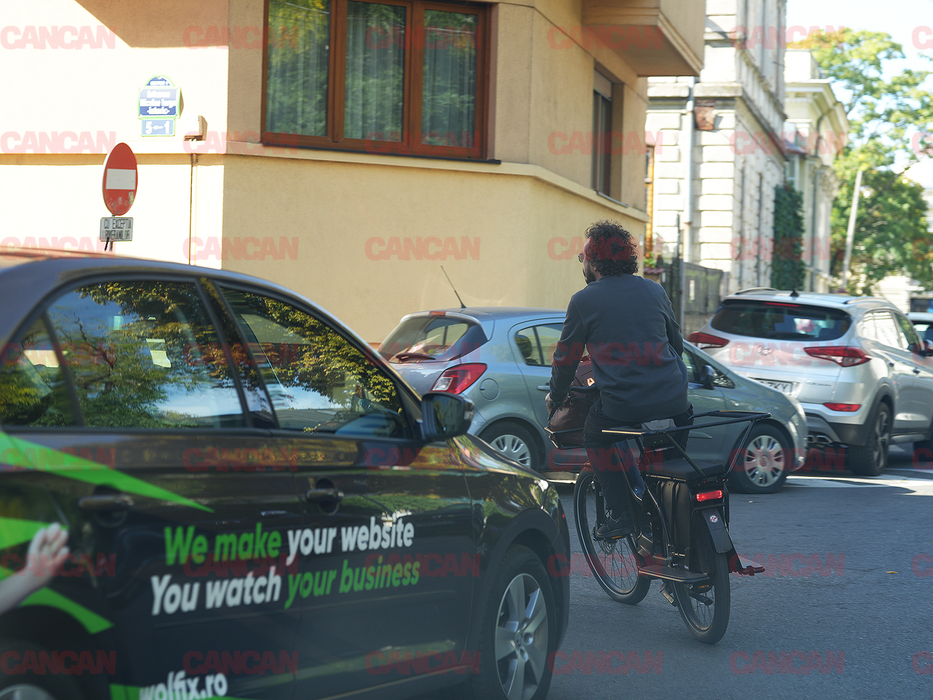 Costel Bojog cu o bicicletă de fițe