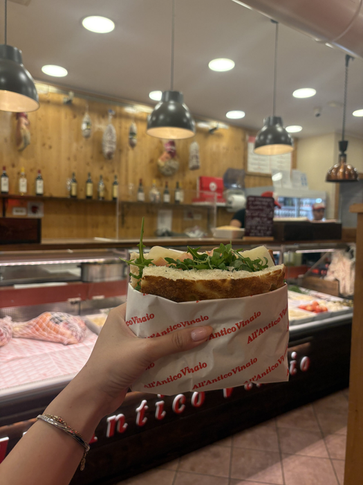 Check in | Am mâncat cel mai viral panini din Verona. Cât am plătit și cum a fost întreaga experiență din „orașul iubirii” din Italia