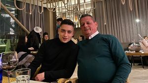 Tatăl lui Radu Țibulcă, ofițer la DGA, surprins în timp ce lua mită de la un dezvoltator imobiliar! Detalii din rechizitoriul DNA