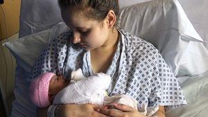Poveste incredibilă! O fată a aflat că este însărcinată cu doar o oră înainte să nască. Cum a fost posibil