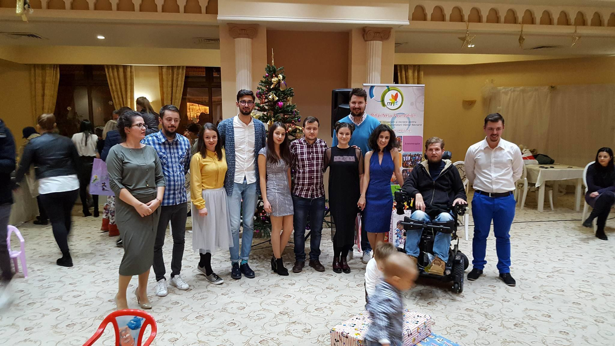 Imagini în premieră! E ţintuit într-un scaun cu rotile, dar… Ce gest emoţionant a făcut MIHAI NEŞU înainte de Crăciun!