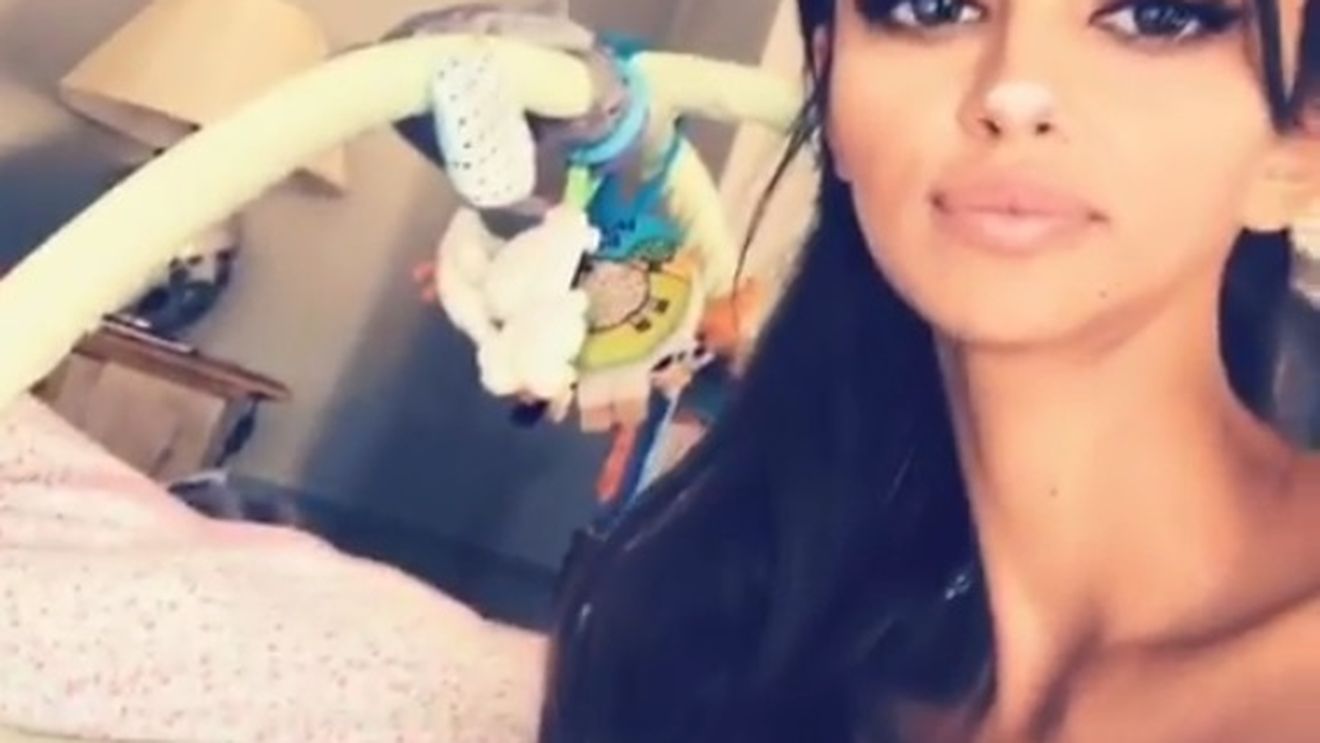 Mădălina Ghenea şi-a pozat fiica şi iubitul! E prima fotografie în care se vede faţa micuţei