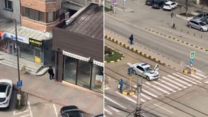 De-a râsu' plânsu'! Un bătrân a fost filmat în timp ce stătea la pândă și aștepta ca echipajul de Poliție să plece din zonă