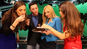 Laura Teodoru, fosta iubita a lui Marica, nu tine dieta! Uite cum s-a delectat cu tort la ziua colegei Ioana Tiganila!