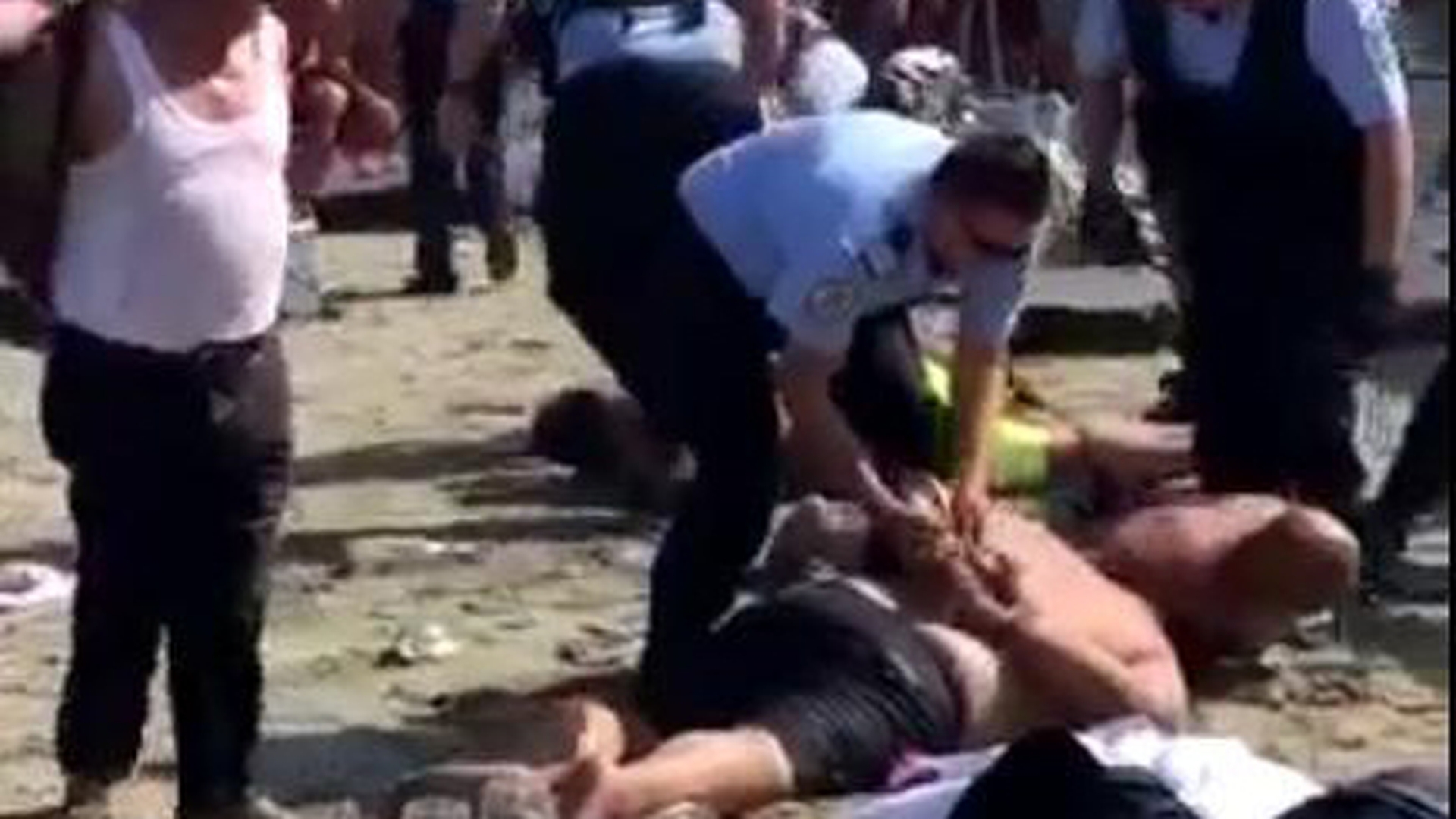 Scandal pe o plajă din Mamaia! Opt indivizi au fost puşi la pământ de politişti şi jandarmi