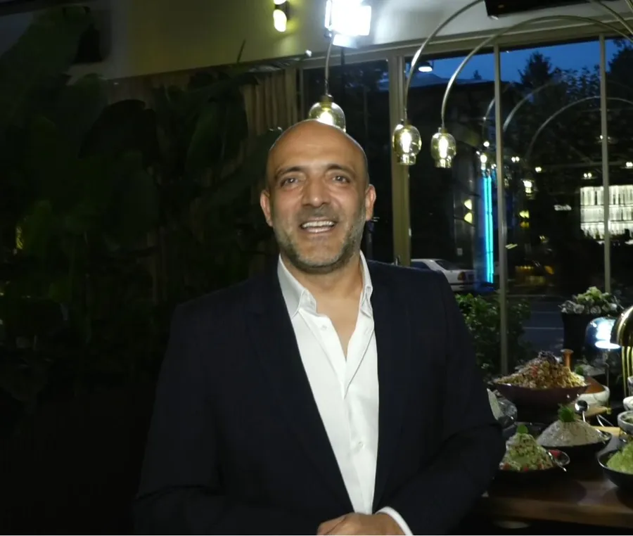 De ziua lui, medicul vedetelor, Ensar Duman, face cadou altora