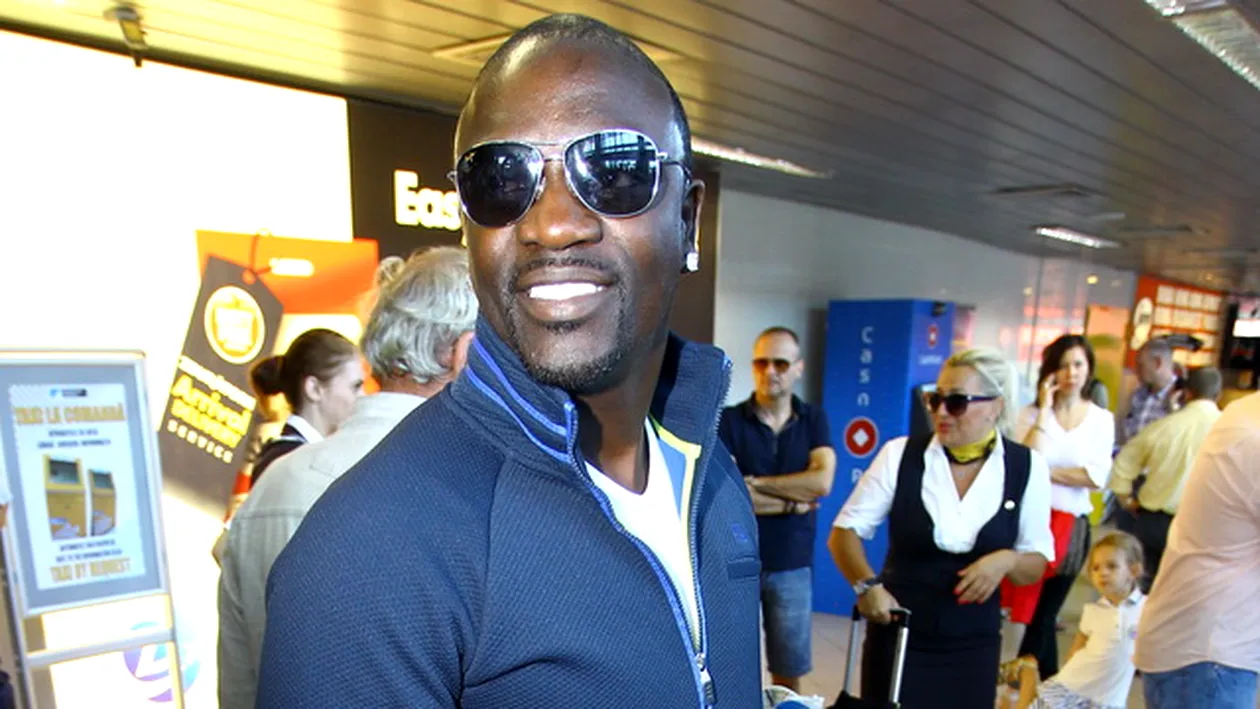 N'Doye a facut haos pe scena alaturi de Akon. Fotbalistul s-a dezlantuit si i-a luat fata starului!