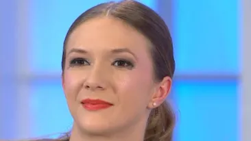 Finută ca o floricică. Adela Popescu a revenit pe meleagurile natale! S-a pozat nemachiată, pe câmpurile copilăriei