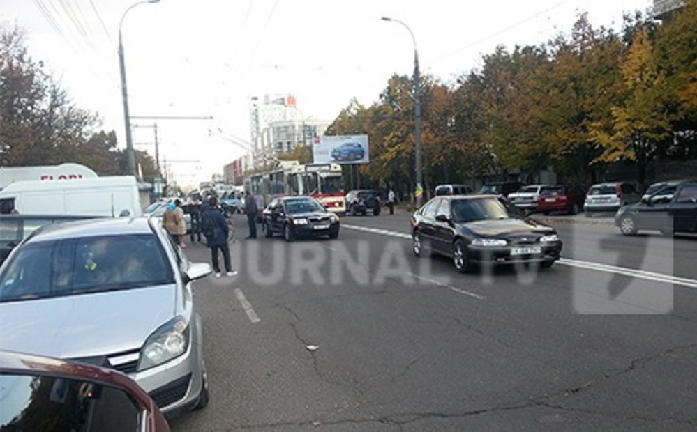 FOTO / Accident teribil! O maşină a Guvernului a lovit o femeie cu un copil în braţe! Gestul scandalos făcut de şofer după incident