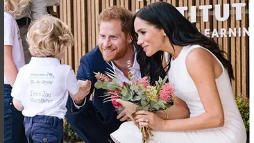 Reacția savuroasă a Prințului Harry când un bărbat cunoscut i-a oferit un buchet uriaș lui Meghan Markle, după ce s-a aflat că e însărcinată