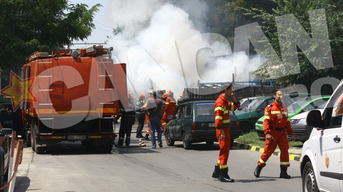 Benzinarie din Capitala, la un pas sa explodeze! Doua autoturisme au luat foc! Scene de groaza cu doi oameni prinsi in interior