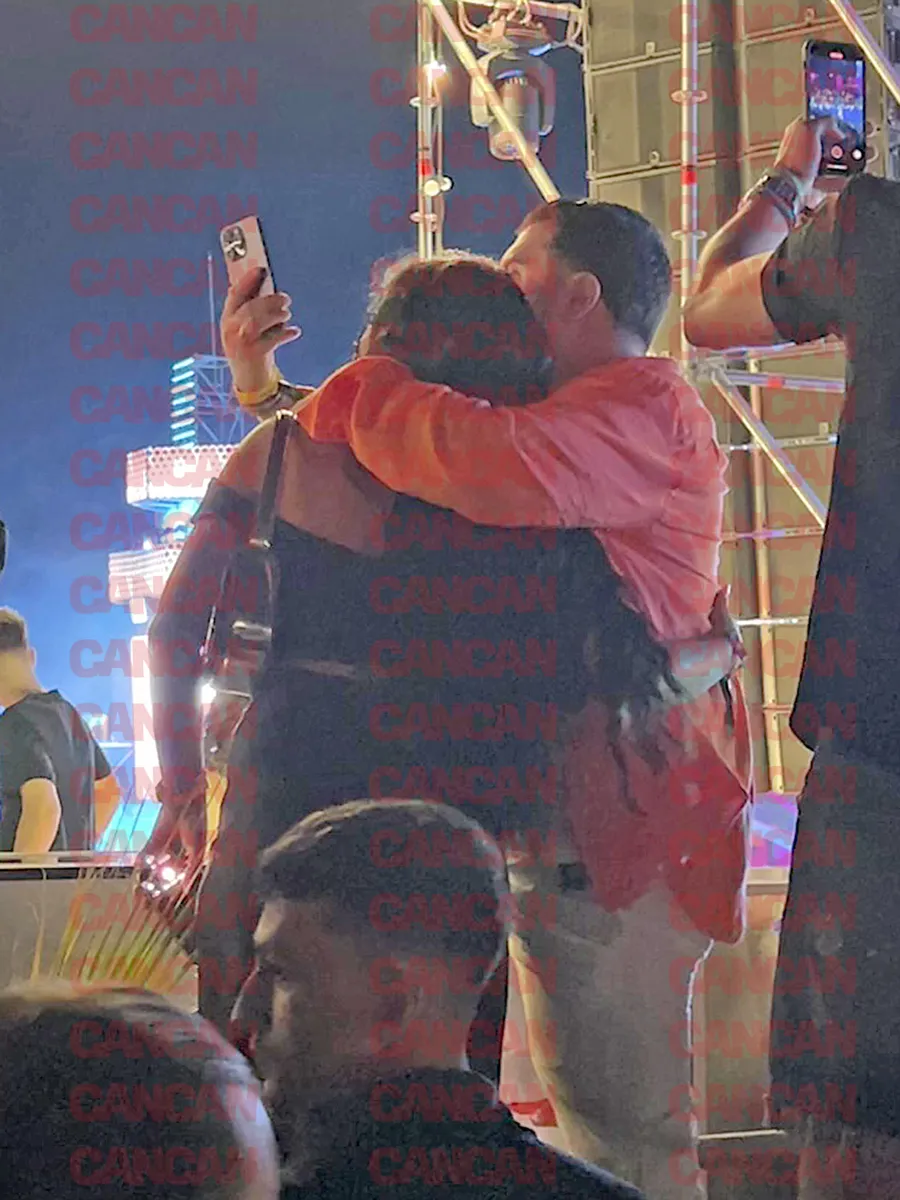 Manelistul verifică fotografiile făcute de iubita lui Foto CANCAN.RO