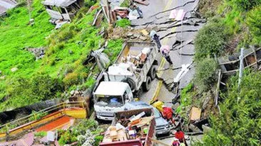 Natura dezlantuita le-a inghitit drumurile