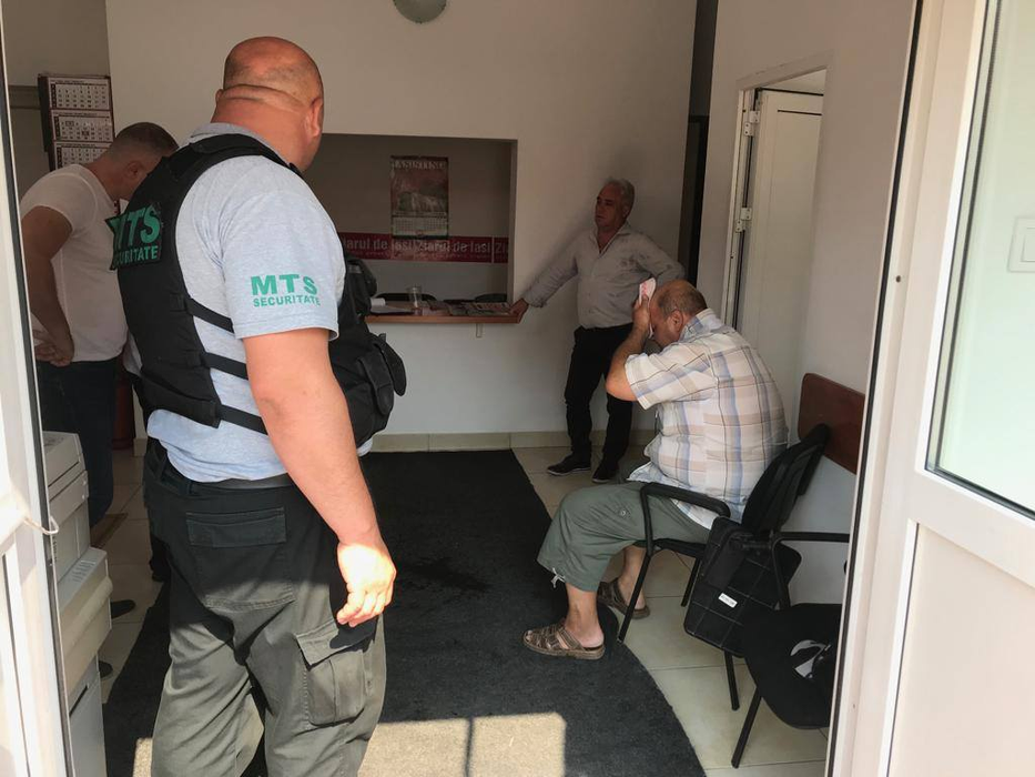 Bărbatul a avut nevoie de intervenția medicilor după ce a primit un jet de spray lacrimogen în față