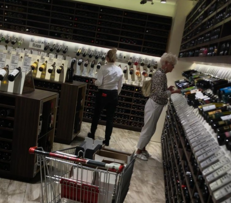 Monica Tatoiu a analizat mai multe sticle de vin!