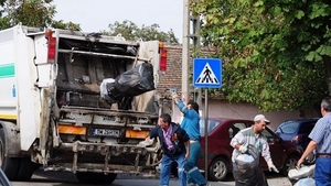 Legea intră în vigoare de la 1 ianuarie! Ce amenzi riscă românii care nu colectează separat deșeurile vegetale