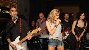 Relansare cu... cantec! Alina Crisan revine in forta pe scena muzicala cu o imagine fresh si o super-trupa in spate!